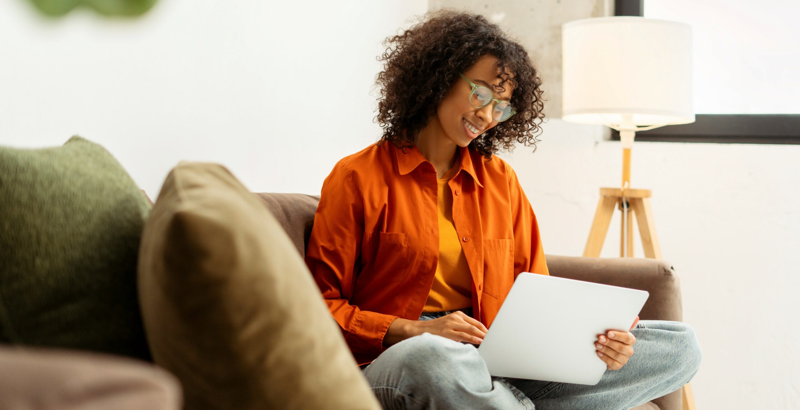 mulher a trabalhar no computador