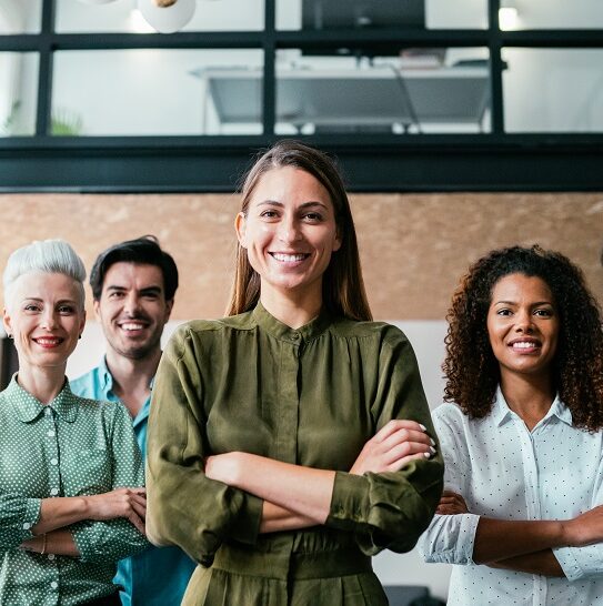 pessoas a trabalhar juntas e felizes