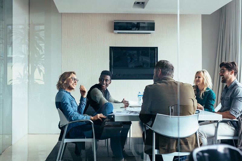 pessoas em reunião de trabalho