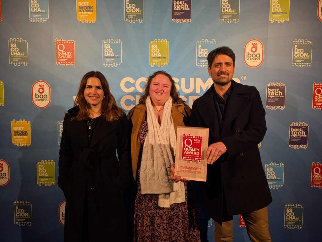 colegas do marketing a receber o prémio de quality awards