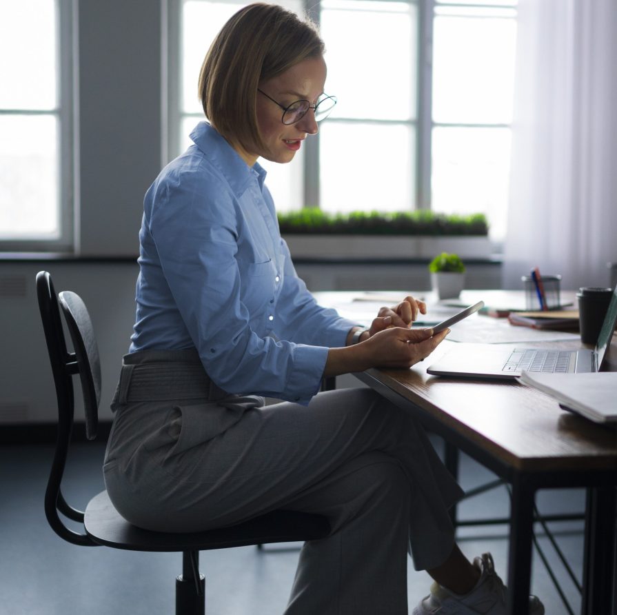 full-shot-woman-working-desk mulher a trabalhar