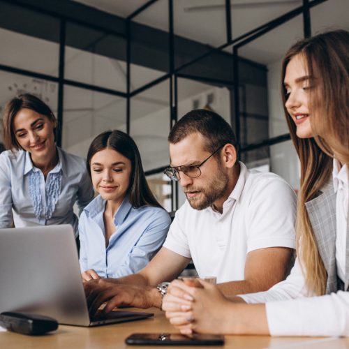 Group of people working out business plan in an office Grupo de pessoas a trabalhar